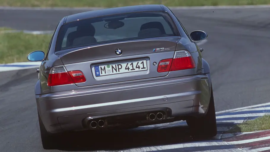 Der BMW M3 CSL fahrend von hinten.