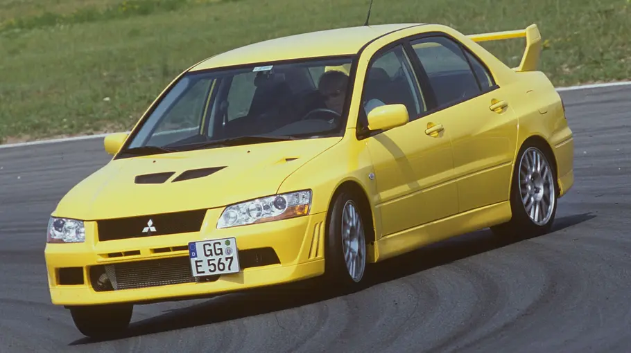 Der Mitsubishi Evo VII fahrend von vorne