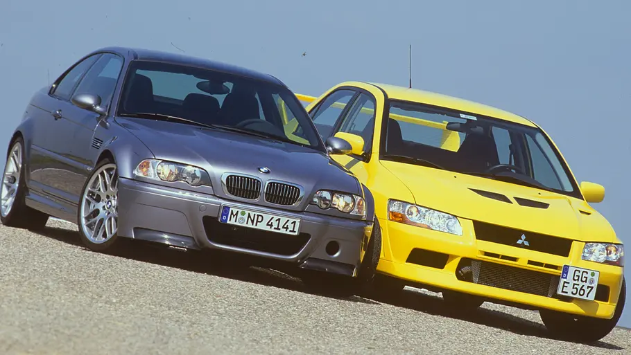 BMW M3 CSL und Mitsubishi Lancer Evo VII stehend von vorne.