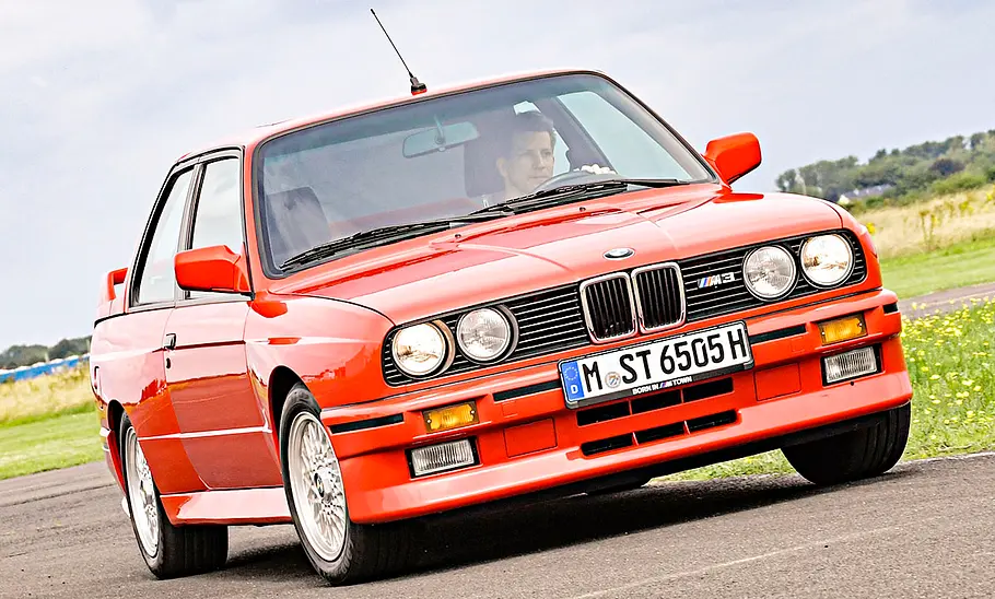 BMW M3 fahrend von schräg vorne fotografiert.