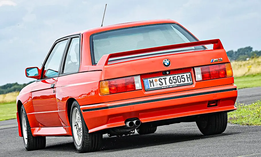 BMW M3 fahrend von schräg hinten fotografiert.