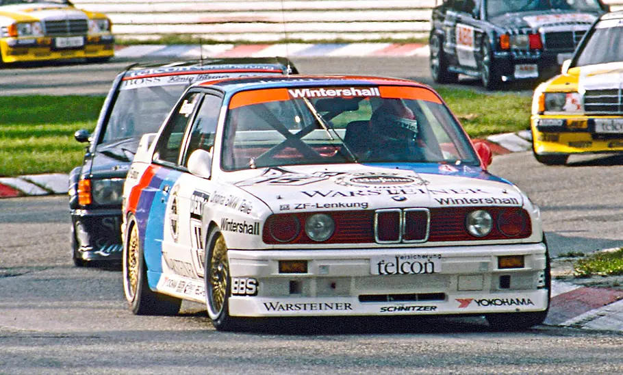BMW M3 fahrend von schräg vorne fotografiert.