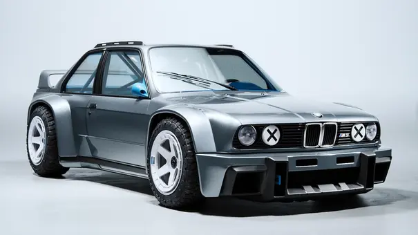 Der BMW M3 E30 Offroad stehend von schräg vorne - Foto: Instagram/TheKyza