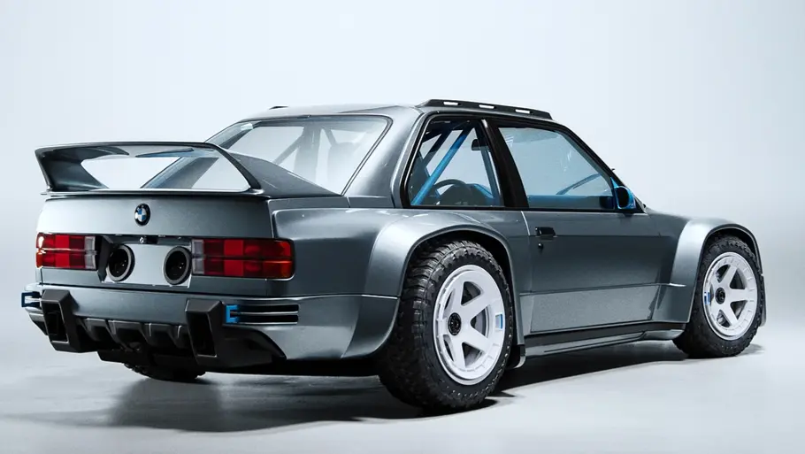 Der BMW M3 E30 Offroad stehend von schräg hinten