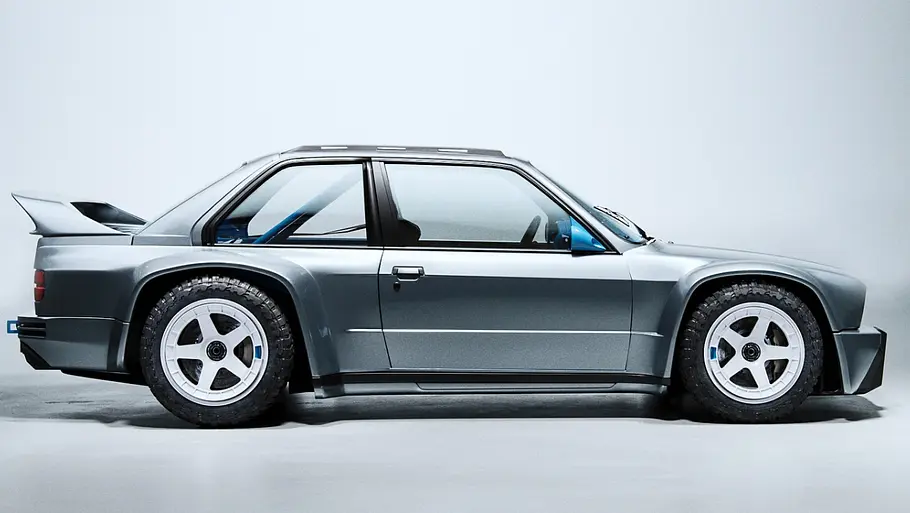 Der BMW M3 E30 Offroad stehend seitlich