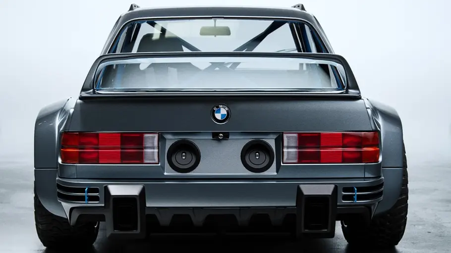 Der BMW M3 E30 Offroad stehend von hinten