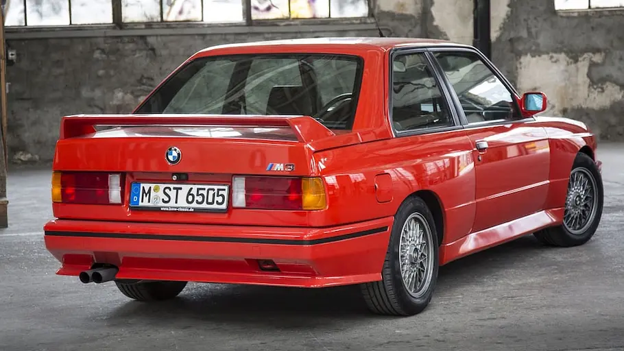 BMW M3 E30, fotografiert von schräg hinten.