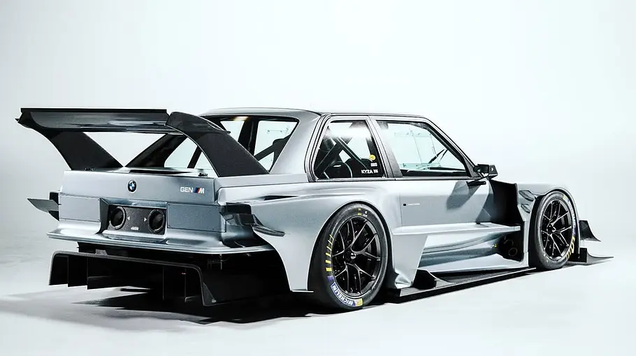 BMW M3 E30 von The Kyza, fotografiert von schräg hinten.