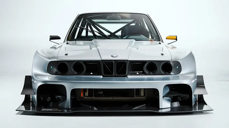 Front des BMW M3 E30 von The Kyza, fotografiert von vorne.
