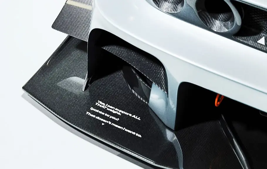 Frontspoiler des BMW M3 E30 von The Kyza mit Inschrift, fotografiert von schräg oben.