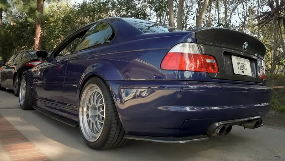 Der BMW M3 (E46) mit V10 stehend von hinten.