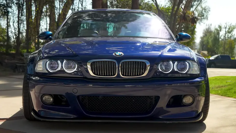 Der BMW M3 (E46) mit V10 stehend von vorne.
