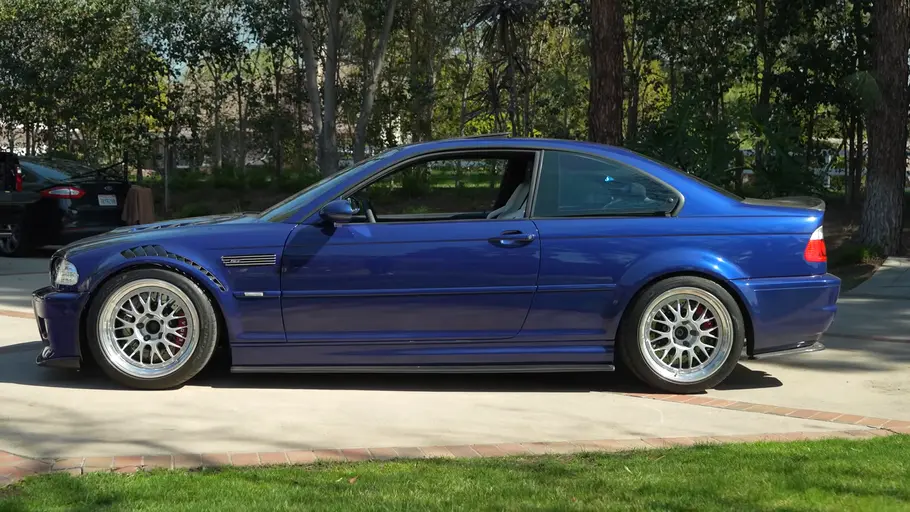 Der BMW M3 (E46) mit V10 stehend seitlich.