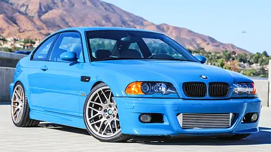 Blick von schräg vorne auf den BMW M3 E46. - Foto: Bring a Trailer/rmwcali