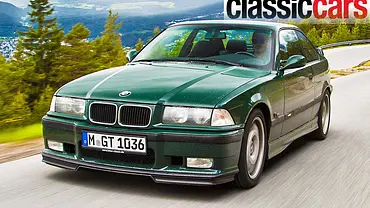 Der BMW M3 GT (E36) fahrend von schräg vorne fotografiert. - Foto: BMW Group Classic