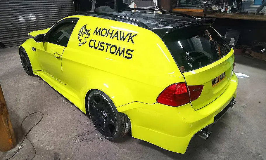 Blick von schräg hinten auf den BMW M3 Kastenwagen von Mohawk Customs.