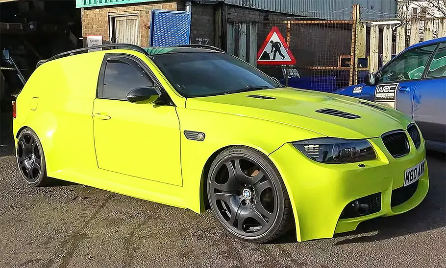 Blick von schräg vorne auf den BMW M3 Kastenwagen von Mohawk Customs.