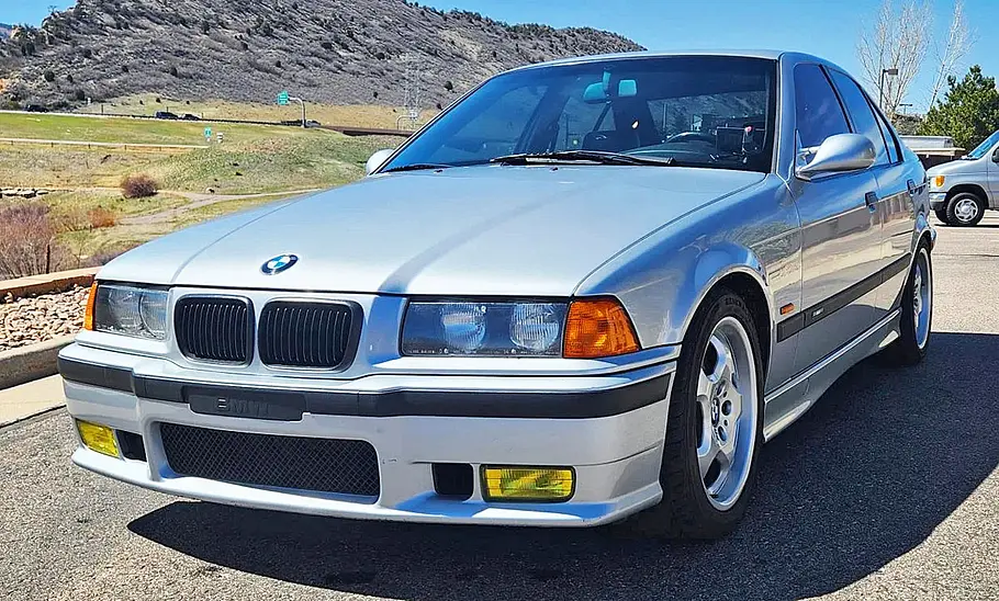 Der BMW M3 (E36) mit Camaro-V8 statisch von schräg vorne fotografiert.