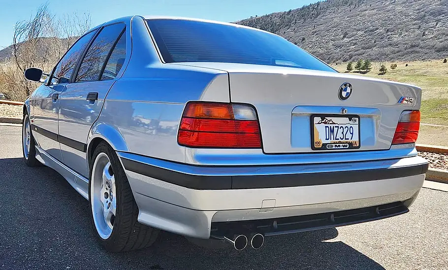 Der BMW M3 (E36) mit Camaro-V8 statisch von schräg hinten fotografiert.