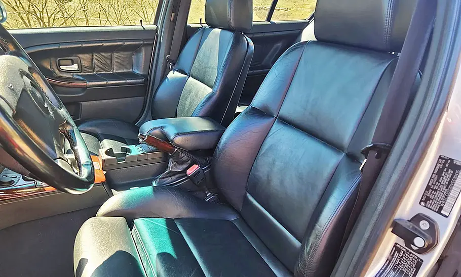 Der Innenraum des BMW M3 (E36) mit Camaro-V8 und der Blick auf die Vordersitze.