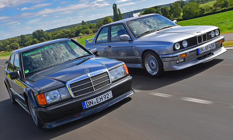 Mercedes 190 Evo und BMW M3 E30 fahrend von schräg vorne fotografiert.