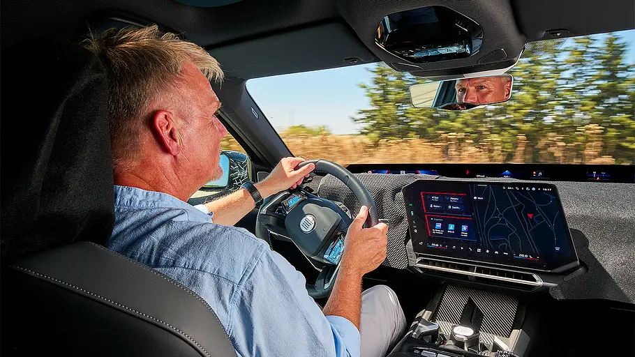 BMW M350 xDrive (2027) Das noch getarnte Cockpit des BMW M350 xDrive (2027) mit einer Person am Steuer.