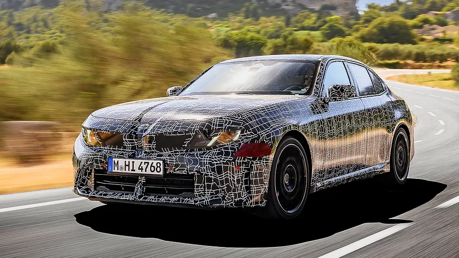 BMW M350 xDrive (2027) Blick von schräg vorne auf den fahrenden BMW M350 xDrive (2027).