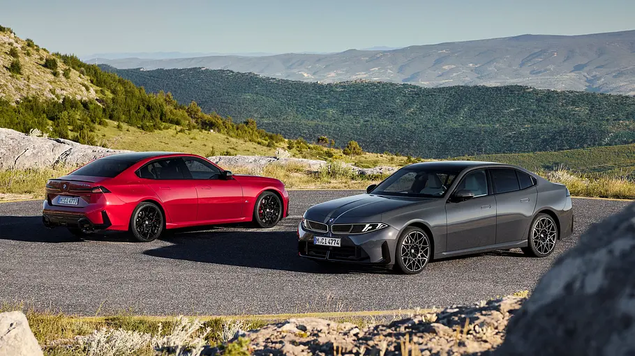 BMW M350 xDrive und 320 Ein BMW M350 xDrive in Vorderansicht und ein grauer BMW 320 in Heckansicht.