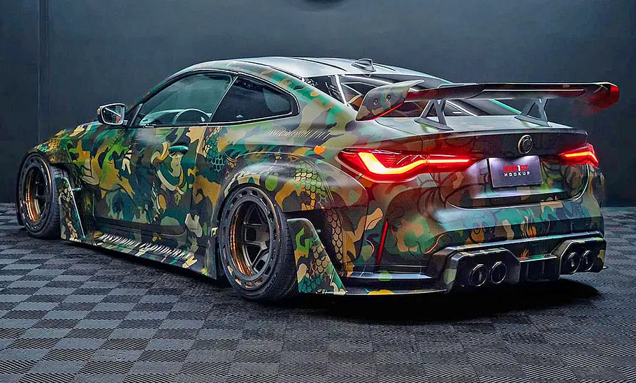 Der BMW M4 von Brixtonforged stehend von schräg hinten.