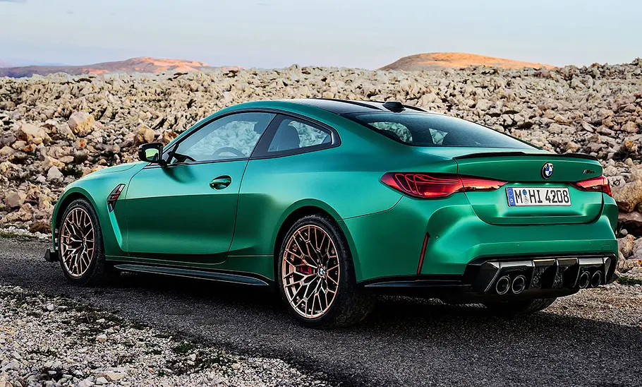 Das BMW M4 CS Facelift (2024) stehend von schräg hinten.