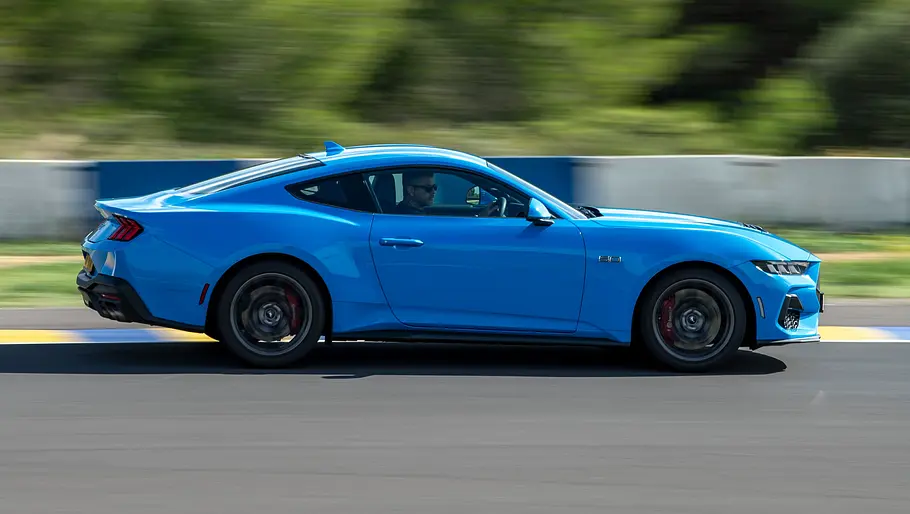 Der Ford Mustang GT fährt auf einer Rennstrecke, von rechts fotografiert.