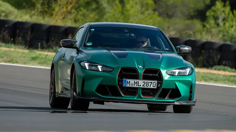 Der BMW M4 CS fährt auf einer Rennstrecke, von vorne fotografiert.
