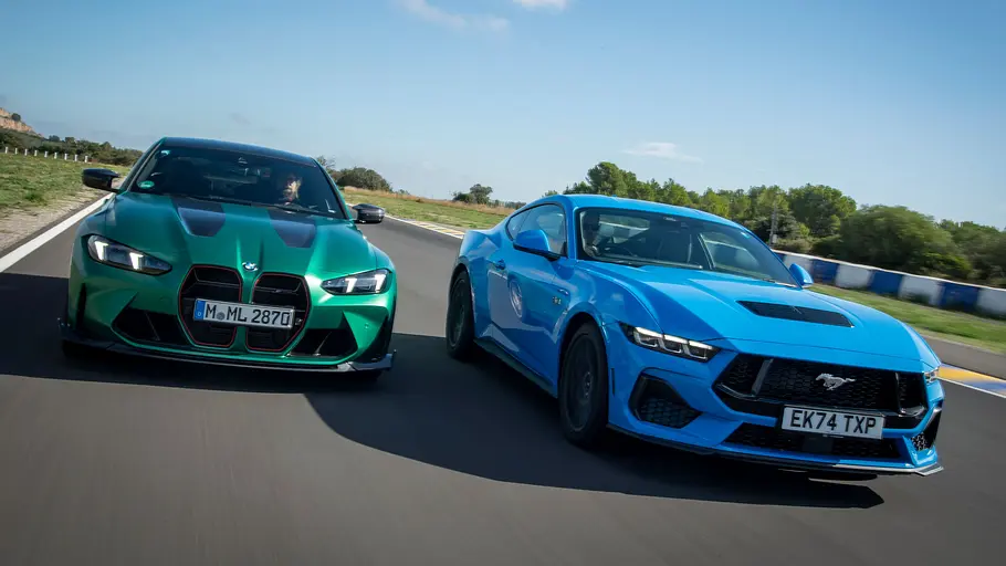 Der BMW M4 CS fährt auf einer Rennstrecke, von vorne fotografiert.
