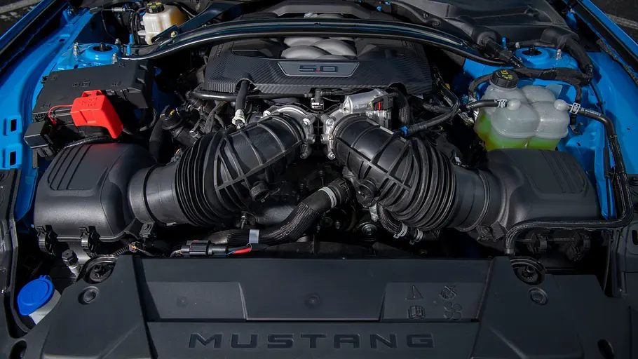 Ein Blick in den Motorraum des Ford Mustang GT.