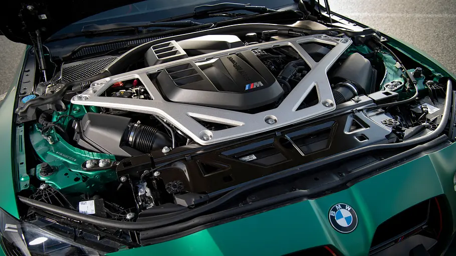 Ein Blick in den Motorraum des BMW M4 CS.