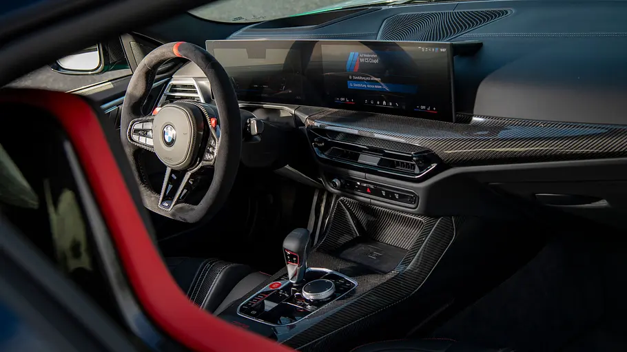 Das Cockpit des BMW M4 CS.