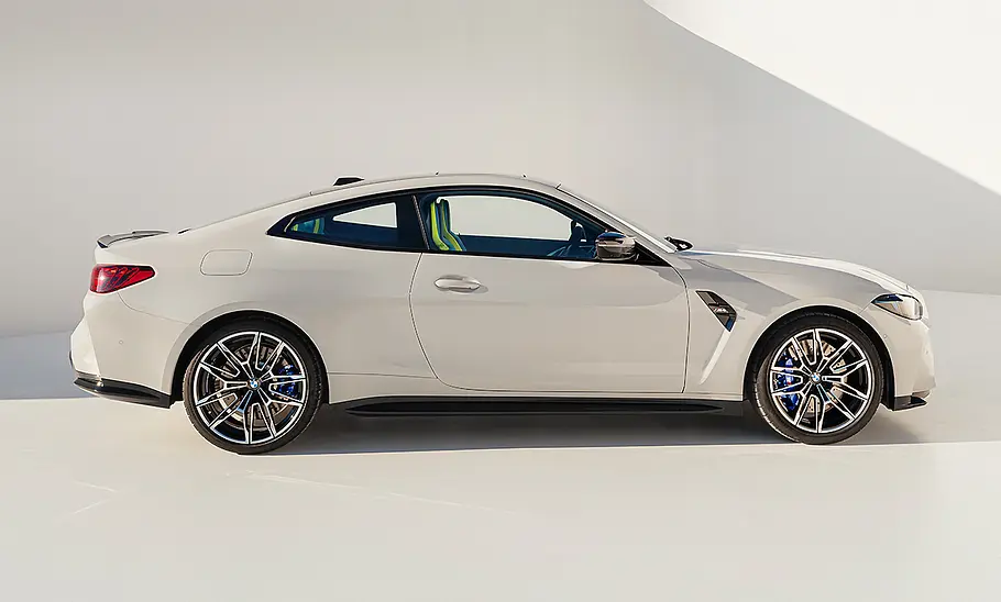Das BMW M4 Facelift (2024) stehend seitlich.