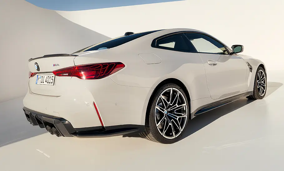 Das BMW M4 Facelift (2024) stehend von schräg hinten.