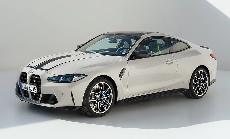 Das BMW M4 Facelift (2024) stehend von schräg vorne.
