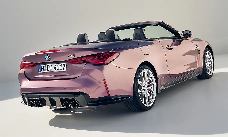 Das BMW M4 Cabrio Facelift (2024) stehend von schräg hinten.