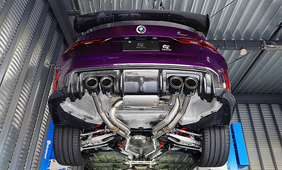 BMW M4 (G82) von 3D Design; stehend, Außenansicht; getunter Sportwagen; Heckansicht; Auspuffanlage; Blick unter das Auto