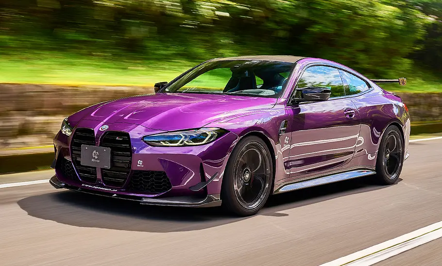 BMW M4 (G82) von 3D Design; fahrend, Außenansicht; getunter Sportwagen; Frontansicht