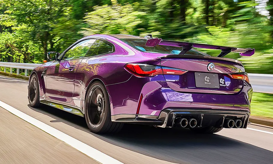 BMW M4 (G82) von 3D Design; fahrend, Außenansicht; getunter Sportwagen; Heckansicht
