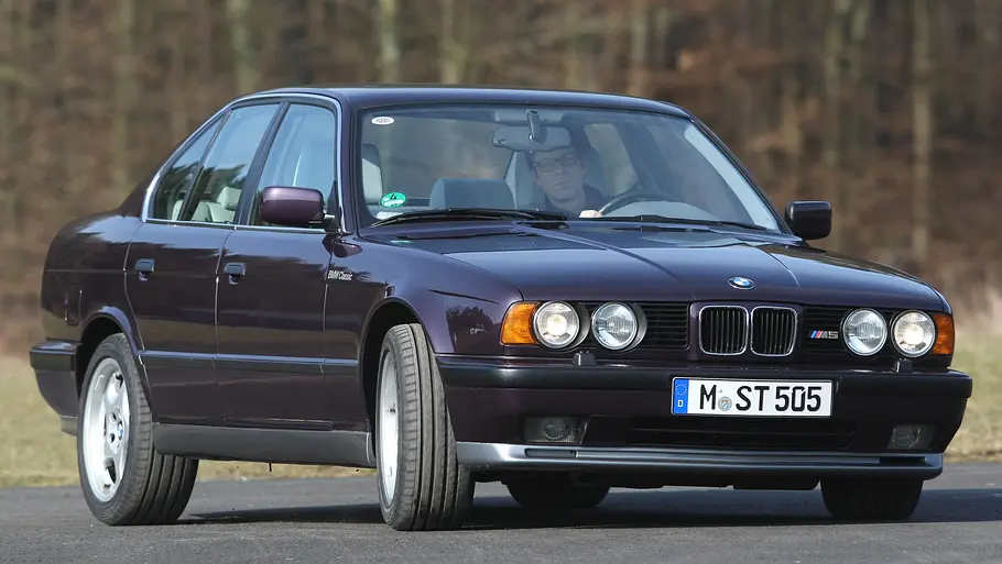 BMW M5 BMW M5 fahrend von schräg vorne fotografiert.