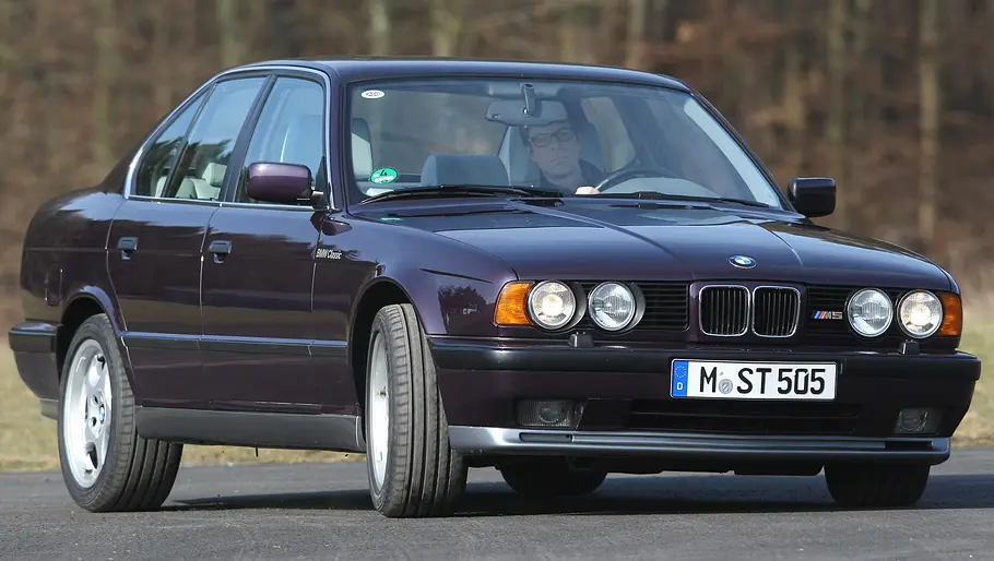 BMW M5 BMW M5 fahrend von schräg vorne fotografiert.