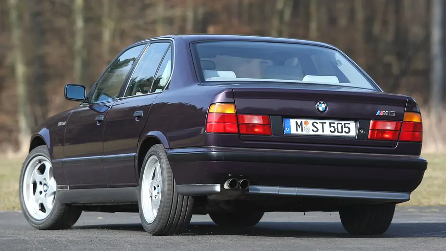BMW M5 BMW M5 fahrend von schräg hinten fotografiert.