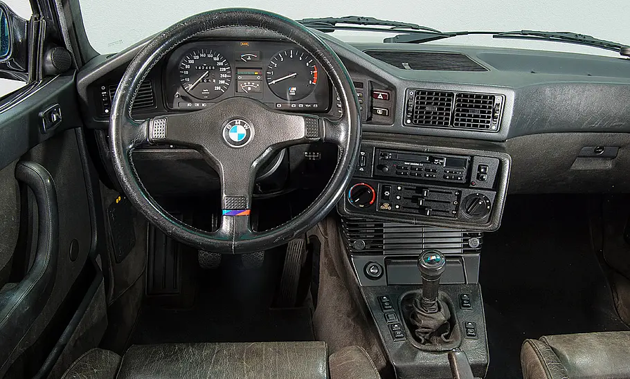 Das Cockpit des BMW M5 (E28)