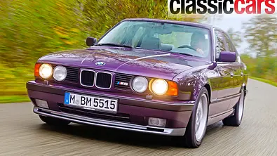 Der BMW M5 (E34) fahrend von schräg vorne fotografiert. - Foto: Gudrun Muschalla