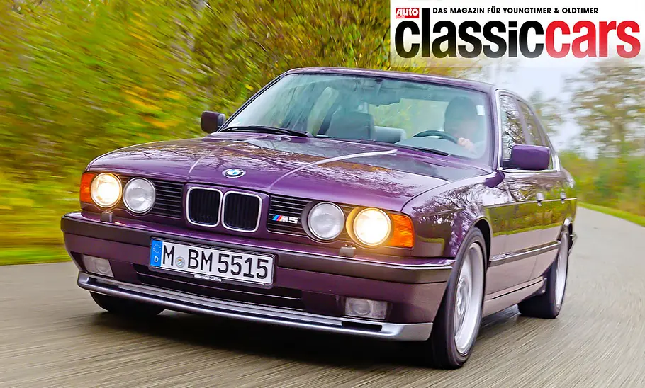 Der BMW M5 (E34) fahrend von schräg vorne fotografiert.