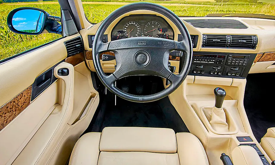 Das Cockpit des BMW M5 Touring (E34).
